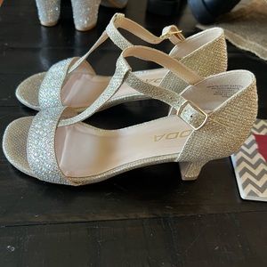 Girls gold glittery dress shoes with heel.